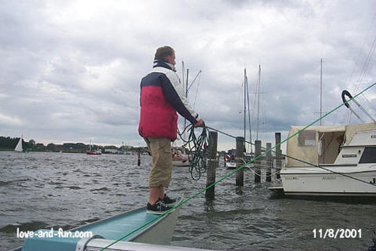 Kapitän des Trimarans Schmitz‘s Katze beim Anlegemanöver
