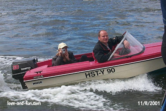 Moderne RoPiraten mit Handy, Digitalkamera und Motorboot