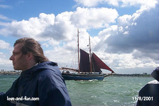 Der zweite Steuermann an der Ruderpinne.